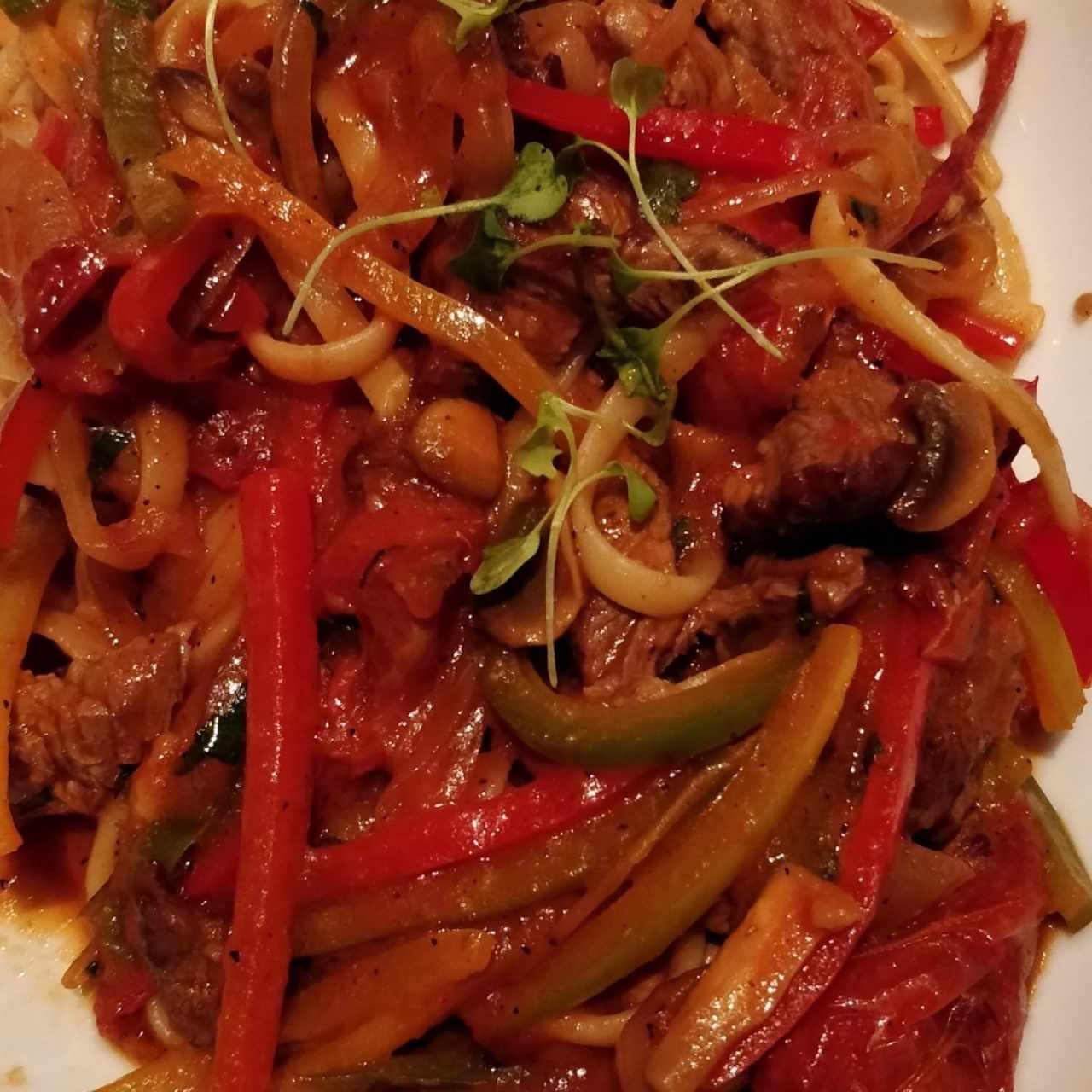 Pasta (linguini) con filete