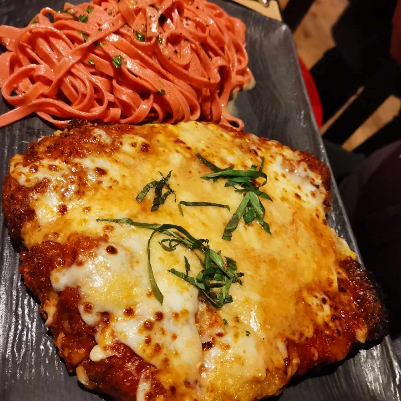 Pollo a la parmesana con pasta de pimentón 