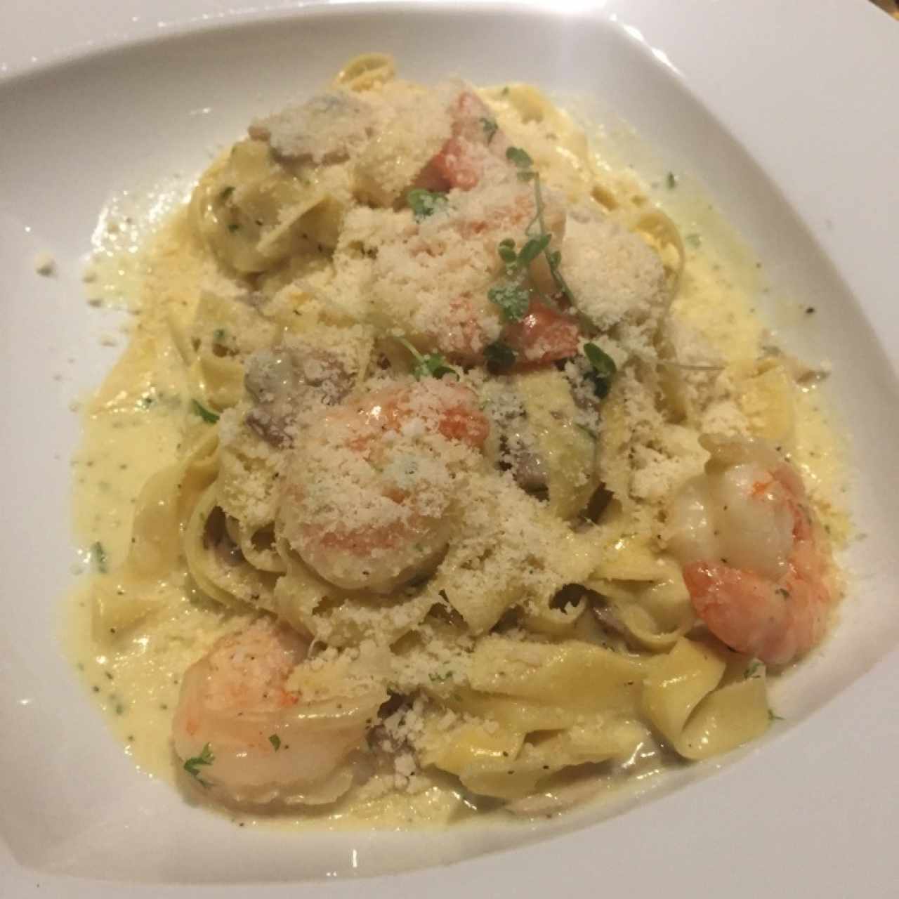   pasta con camarones e fungi