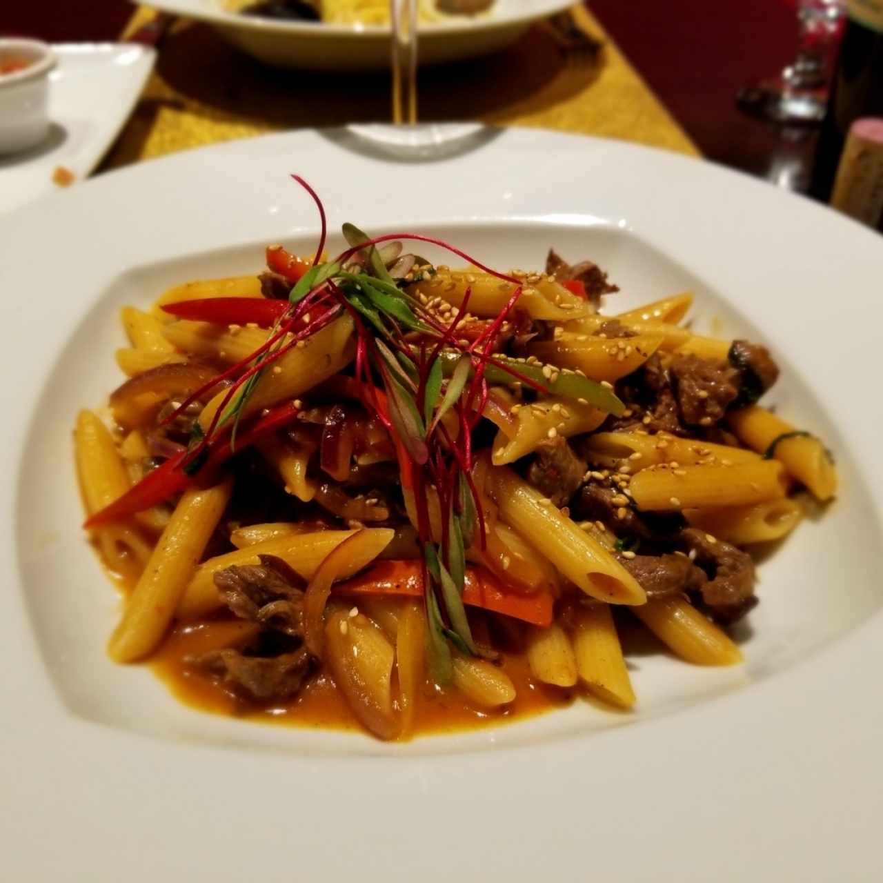 Penne con trozos de filete