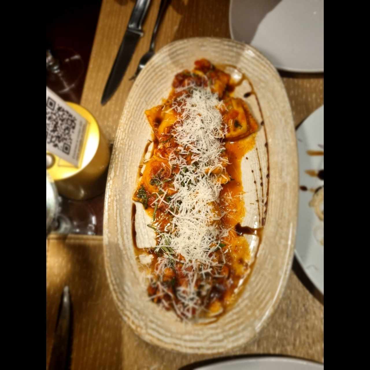 Raviolis De Carne En Salsa Amatriciana