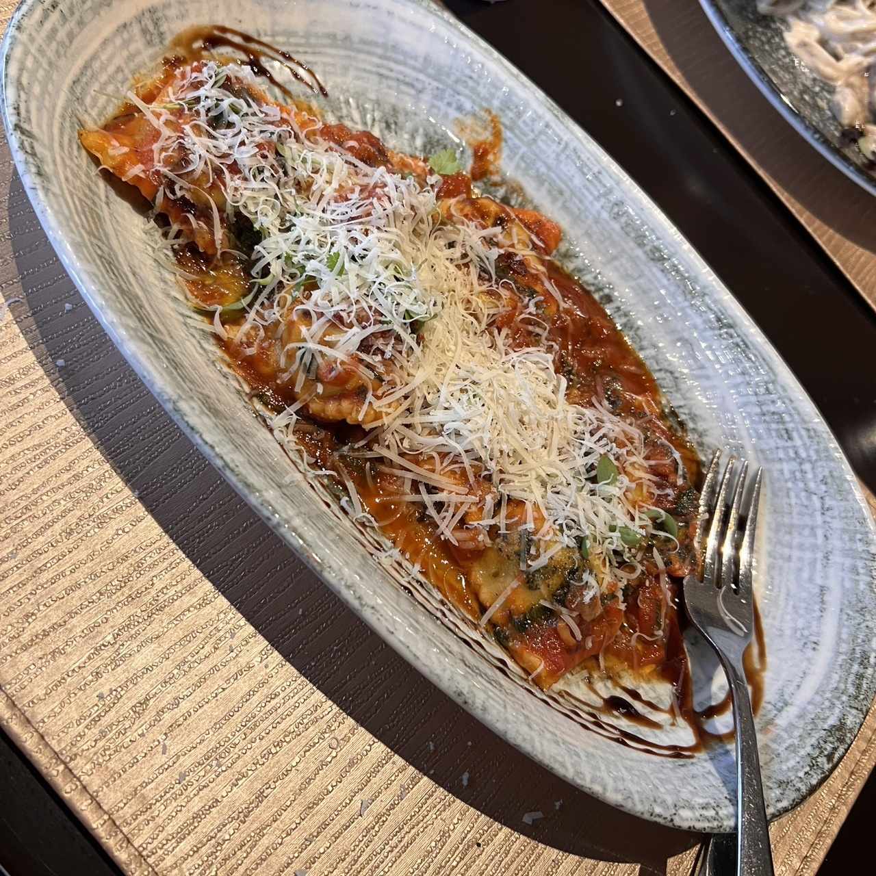 Raviolis De Carne En Salsa Amatriciana