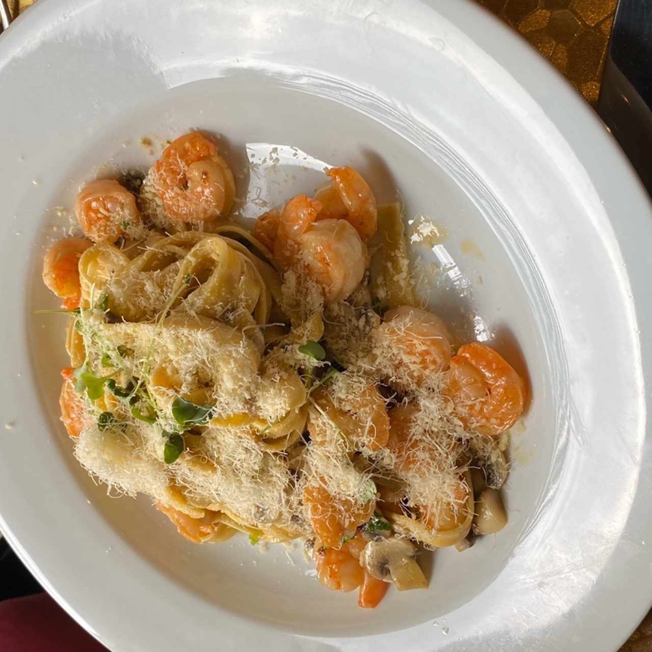 Pasta con camarones e funghi