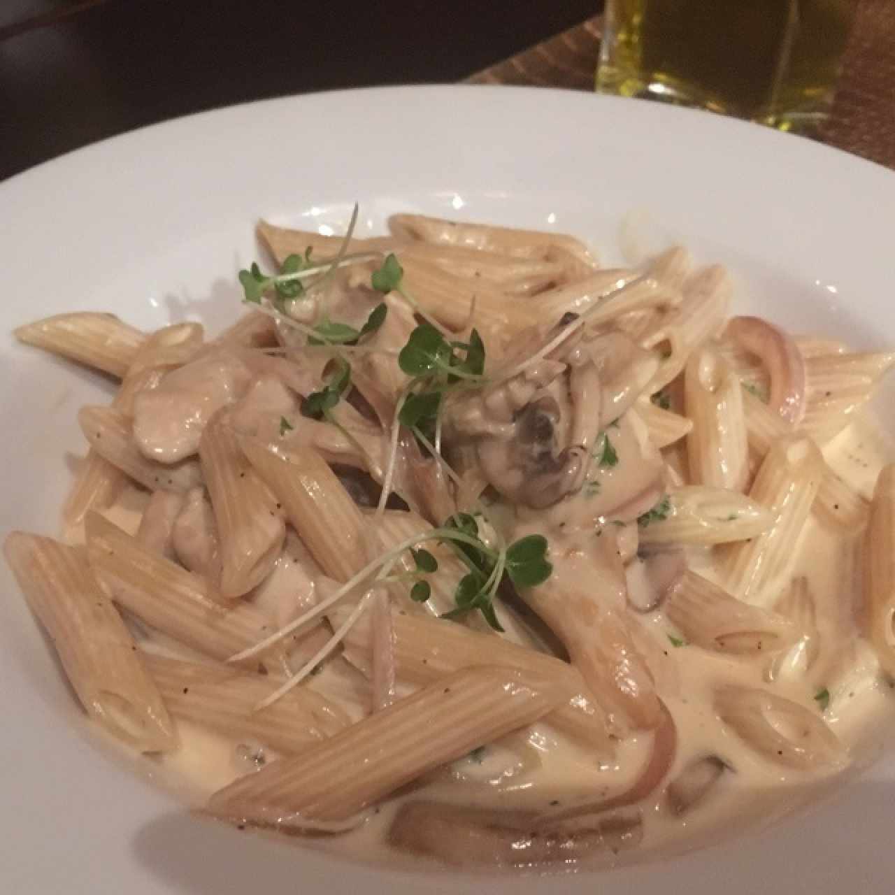 Penne con Pollo en salsa blanca