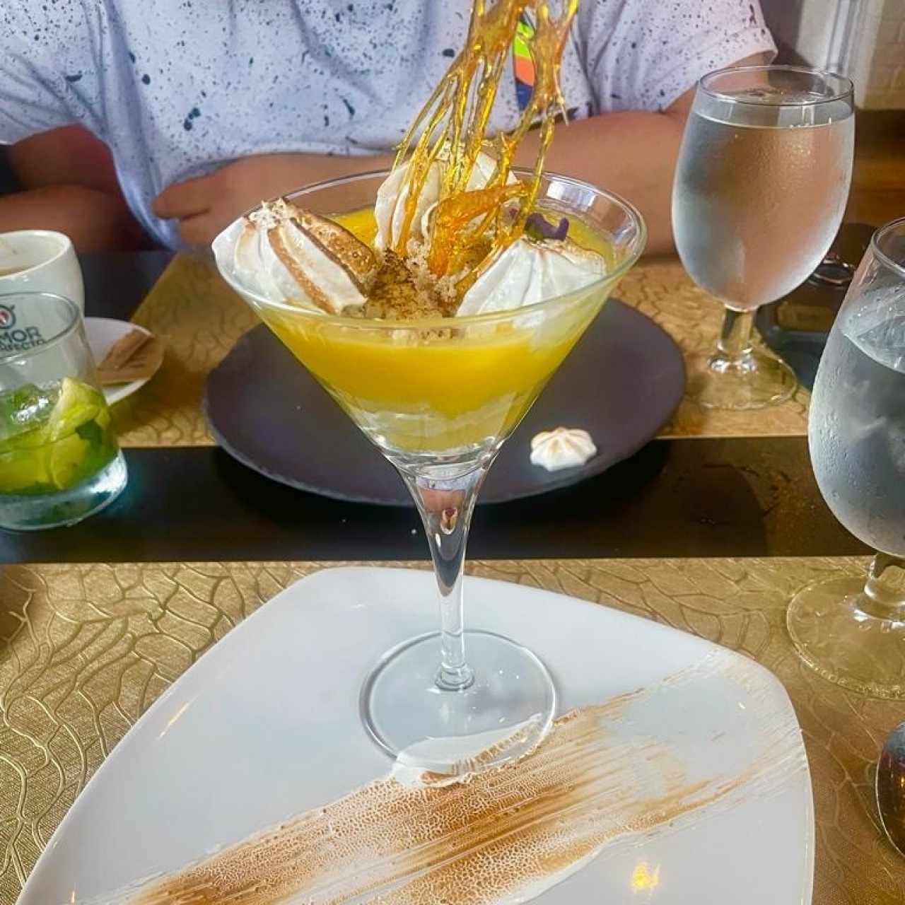 PIE DE LIMÓN (Capas de crumble de Almendras, Crema de Limón y Merengue Suizo)  