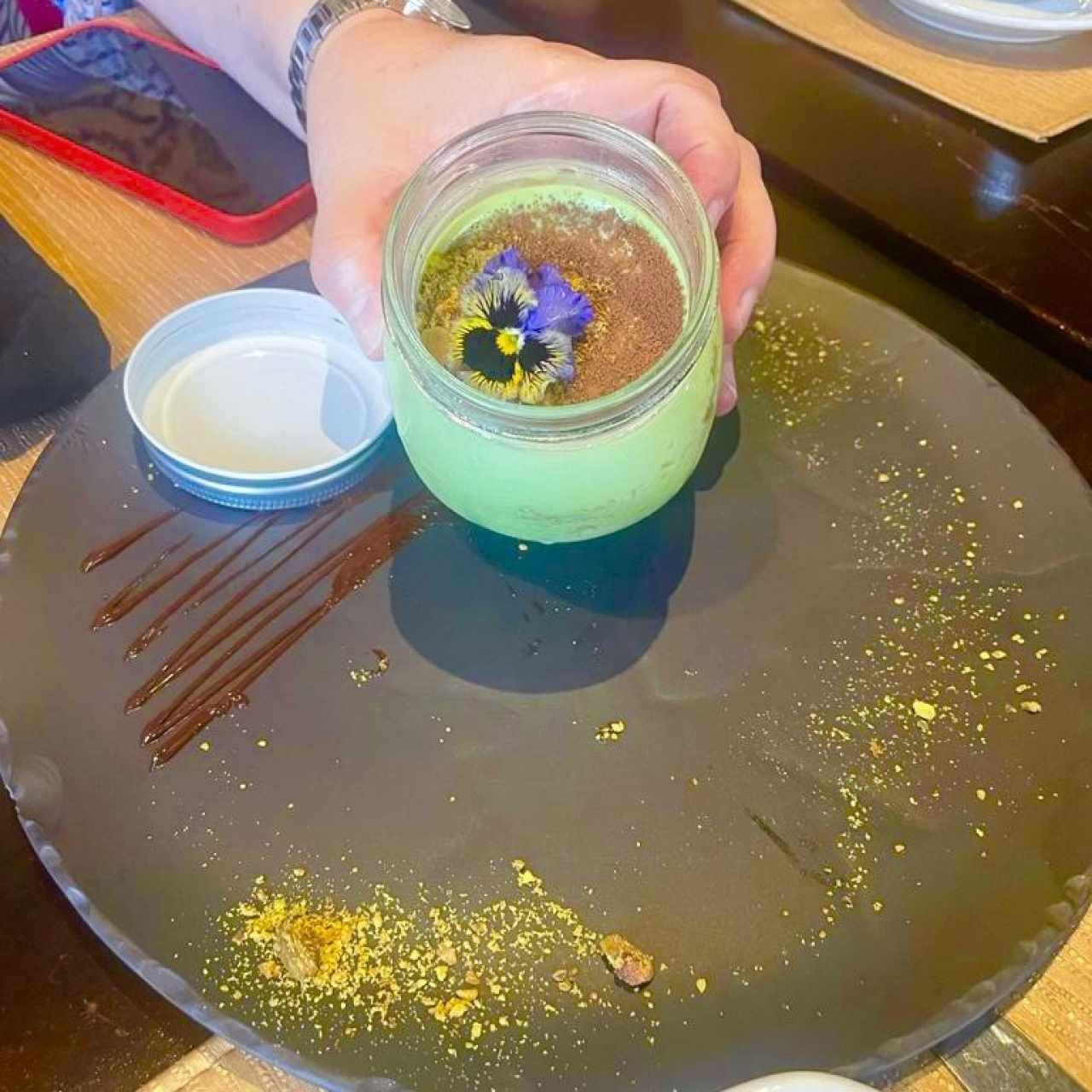 TIRAMISÚ AL PISTACCHIO (Capas de Bizcocho, Mousse de Pistacho, Chocolate Blanco, Trozos de Pistacho Rostizado)    