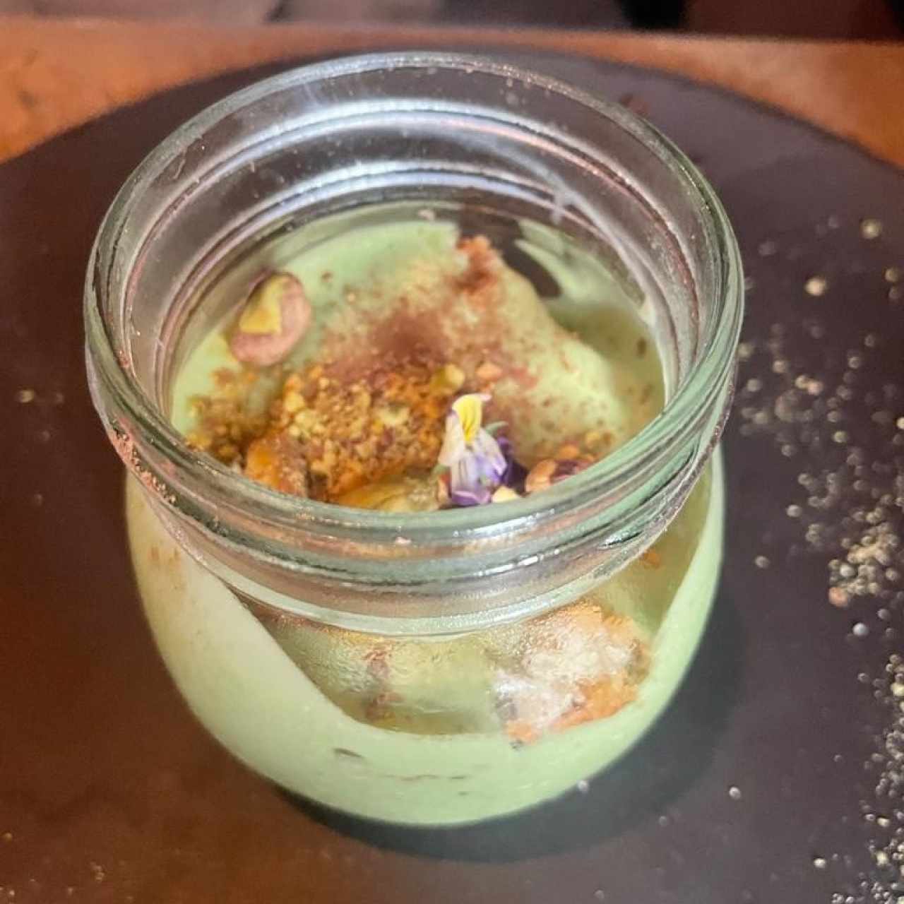 TIRAMISÚ AL PISTACCHIO (Capas de Bizcocho, Mousse de Pistacho, Chocolate Blanco, Trozos de Pistacho Rostizado)