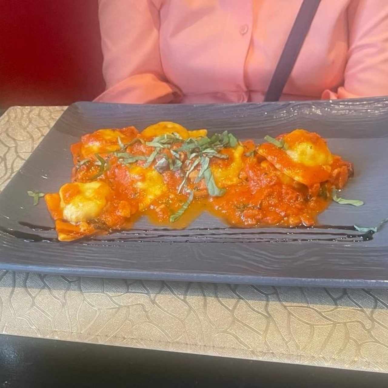 RAVIOLIS DE CARNE EN SALSA AMATRICIANA (Raviolis hechos en casa Rellenos de Carne servidos con Salsa Amatriciana)