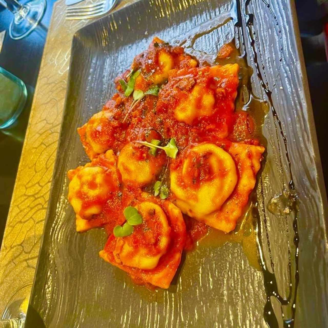 RAVIOLIS DE CARNE EN SALSA AMATRICIANA (Raviolis hechos en casa rellenos de carne servidos con salsa amatriciana)