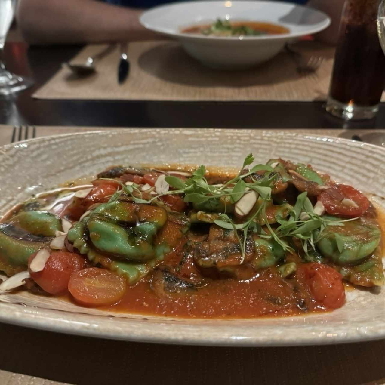 Raviolis de Ricotta, Champiñones Confitados y Espinaca