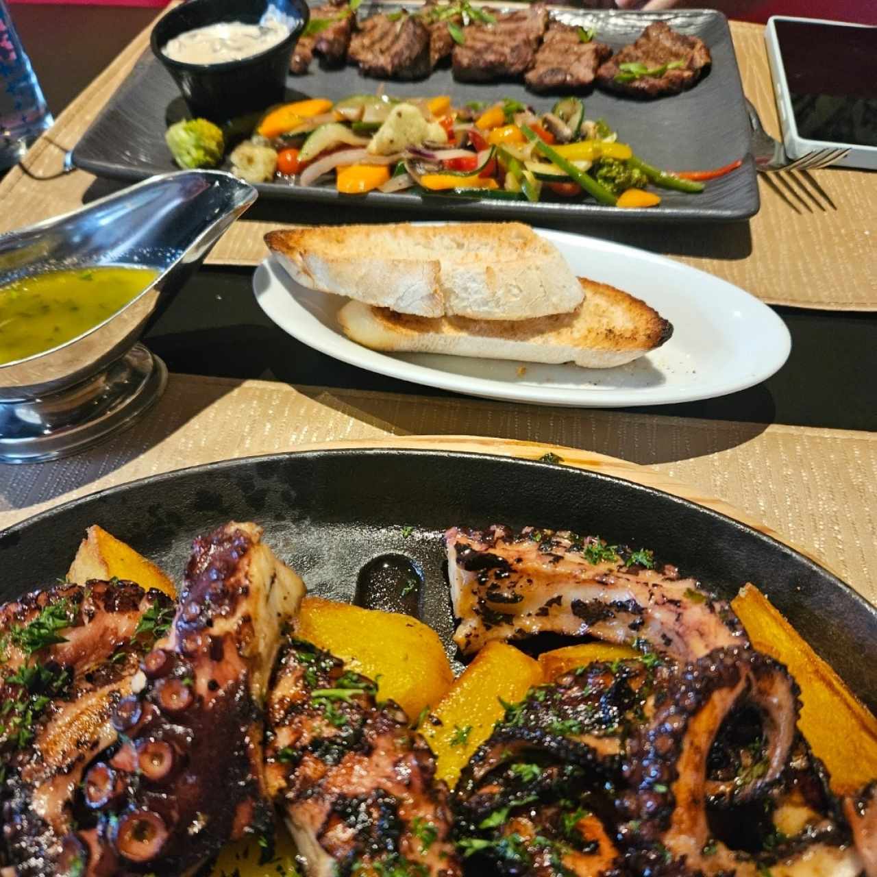 Medallones De Filete al Grill y Pulpo