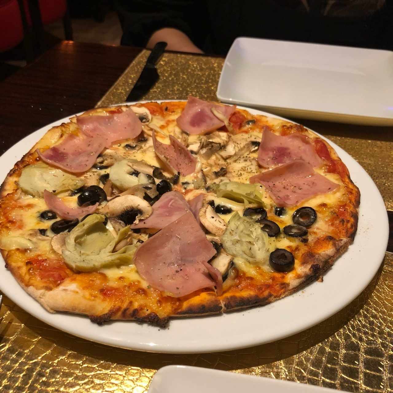 Pizza mitad hongod y jamón mitad 4 estaciones