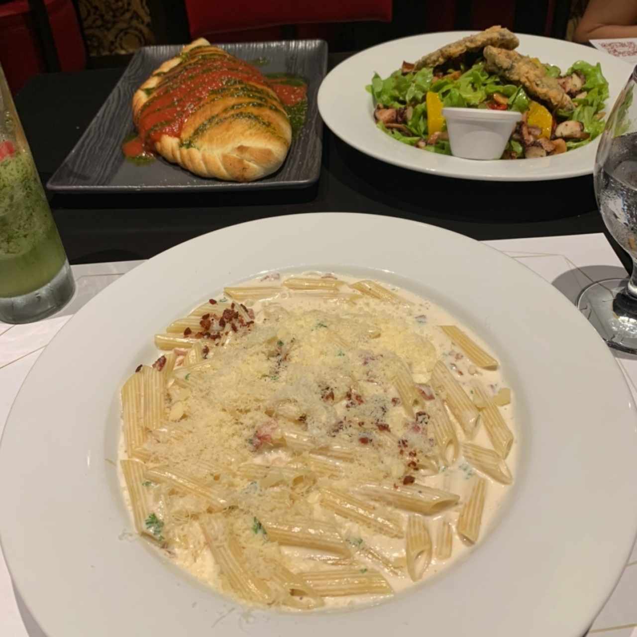 Carnonara, calzone de carne, ensalada de pulpo