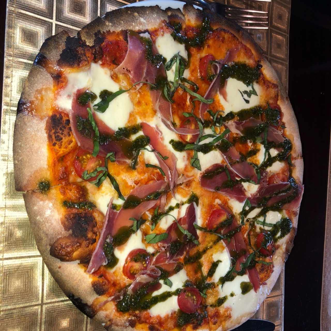 Pizza Capresa con Prosciuto 