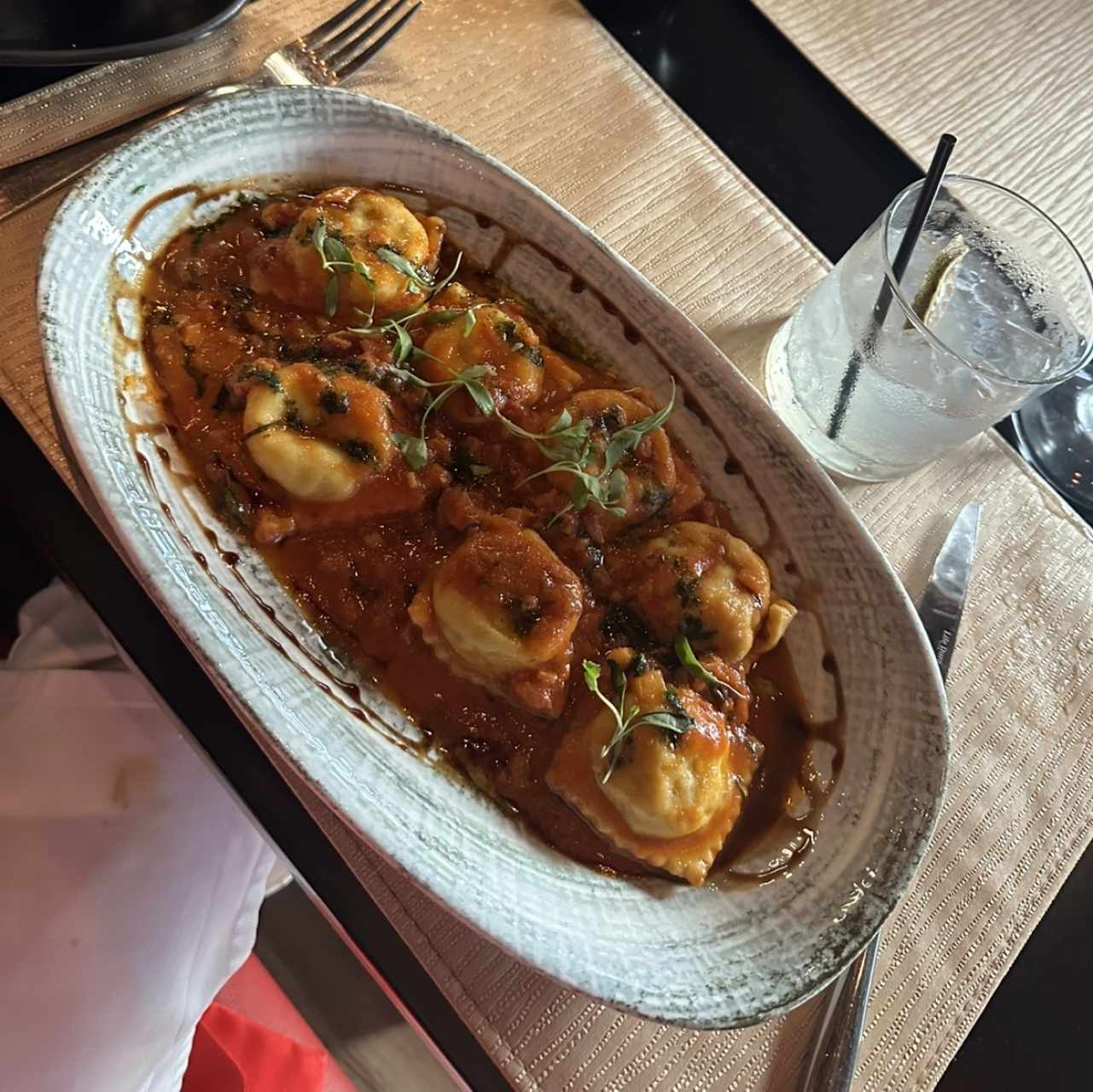 Raviolis De Carne En Salsa Amatriciana