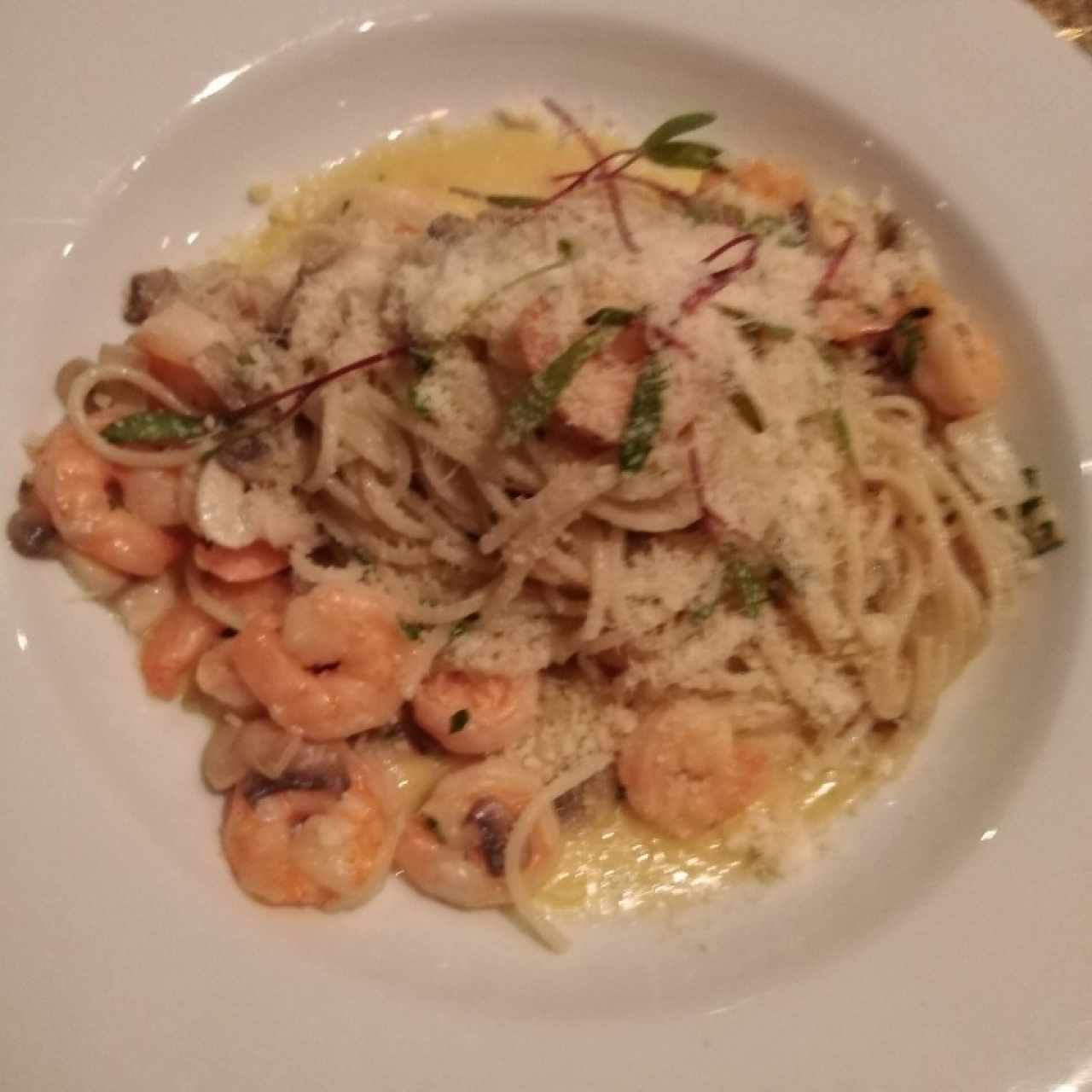 spaghettis de camarones y champiñones