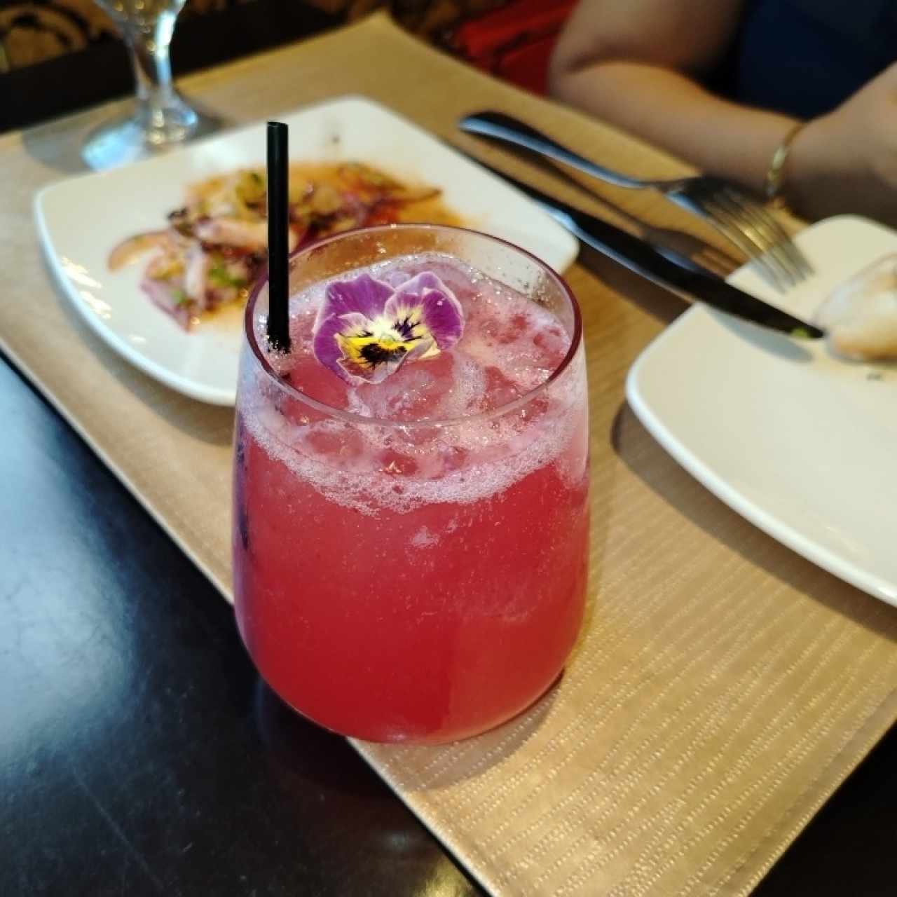 Gin tonic con frutos rojos 
