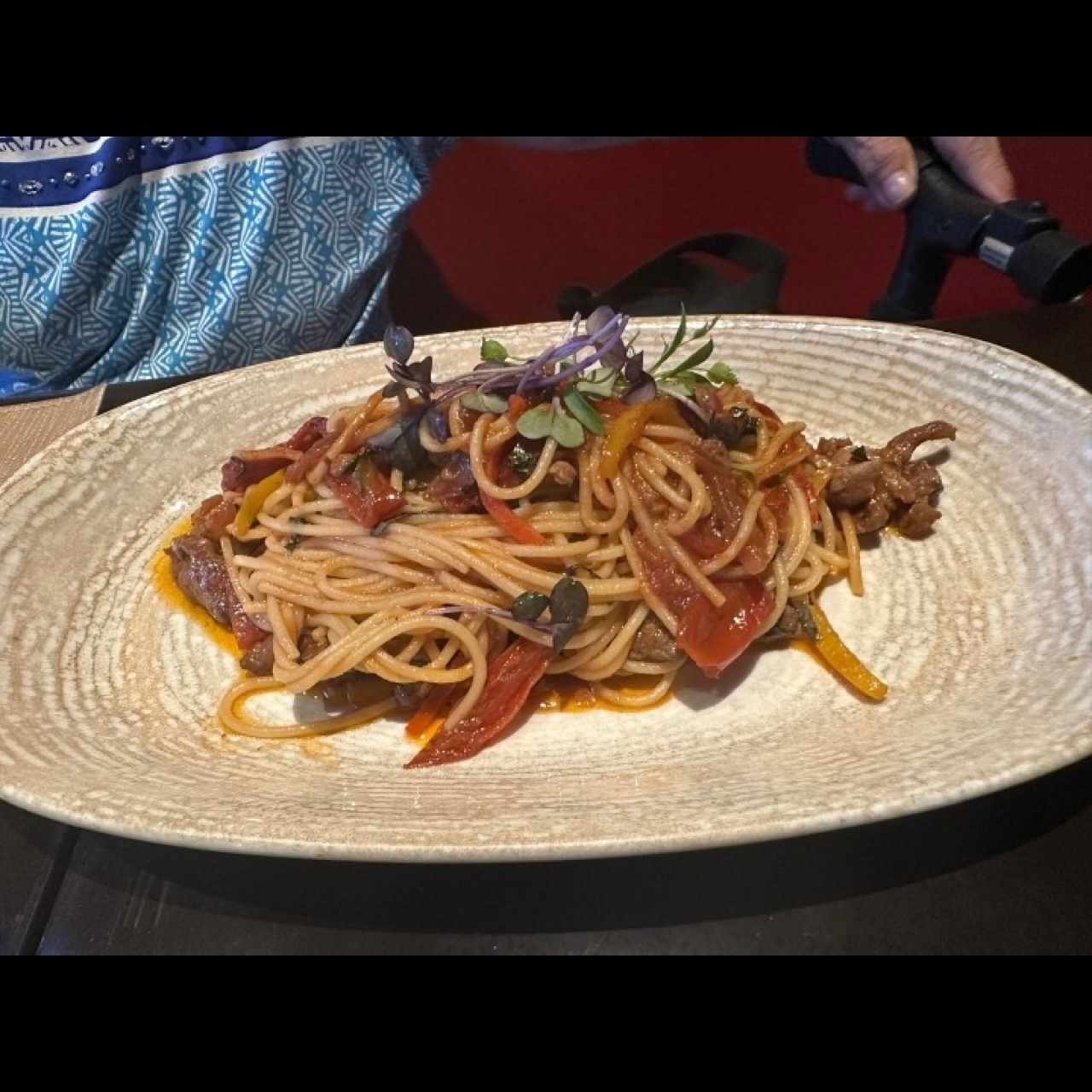 Spaguety con trozos de filete de res 
