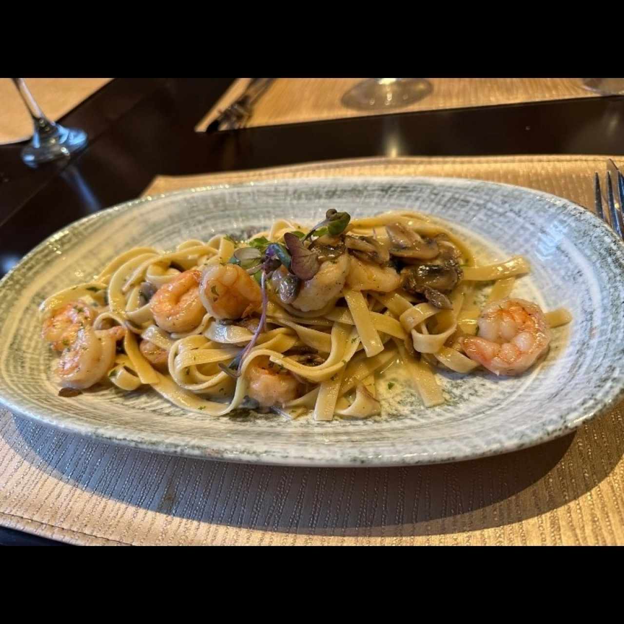 Fettucini con camarónes