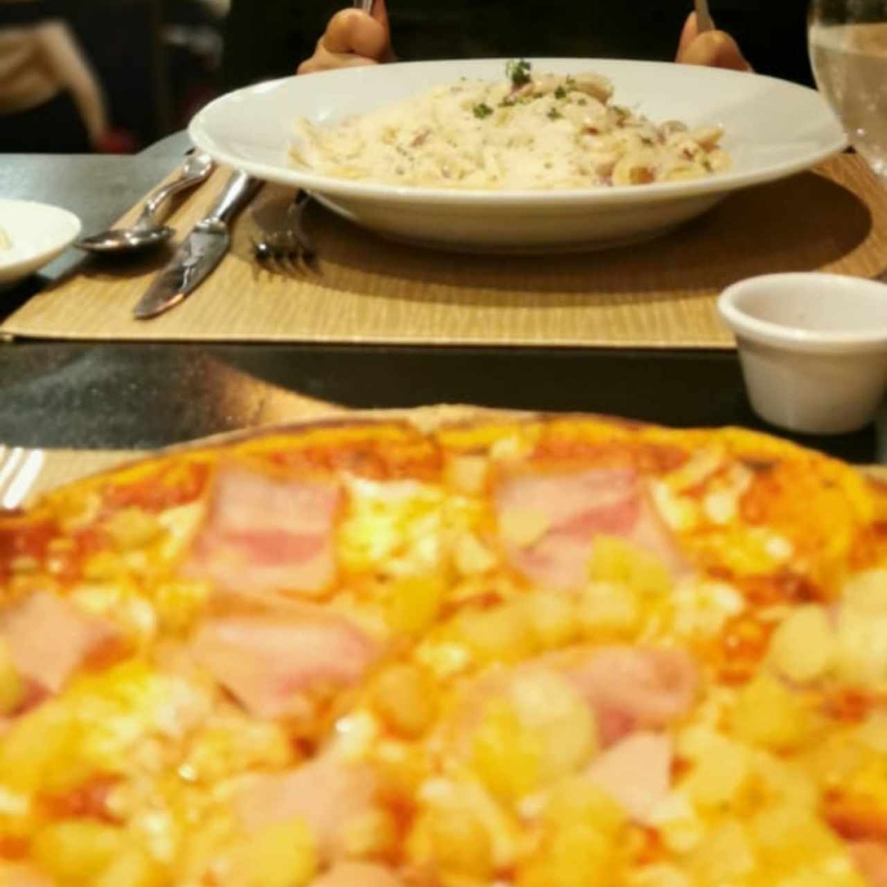 Pizza hawaiana y pasta alfredo