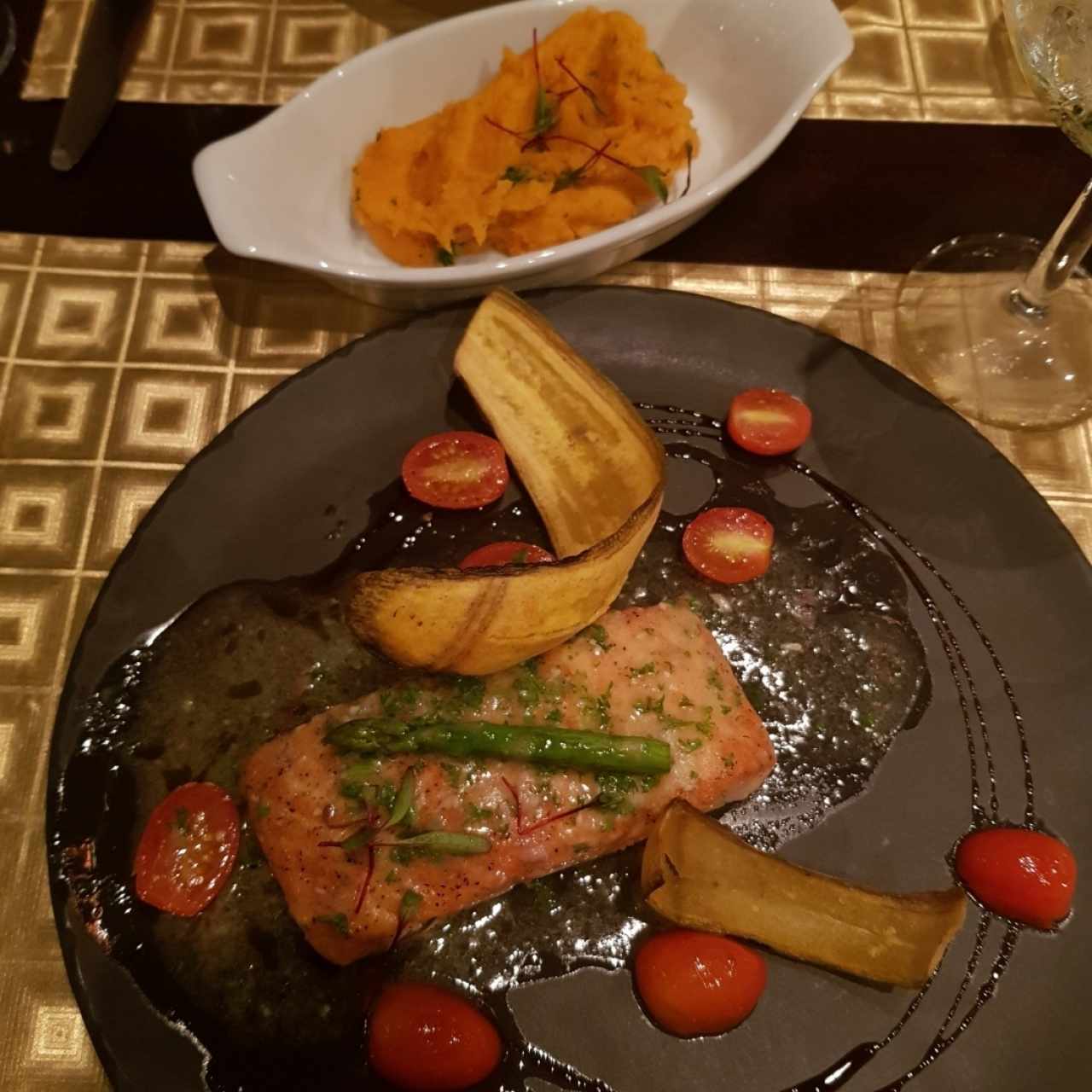 Salmon con Puré de Camote