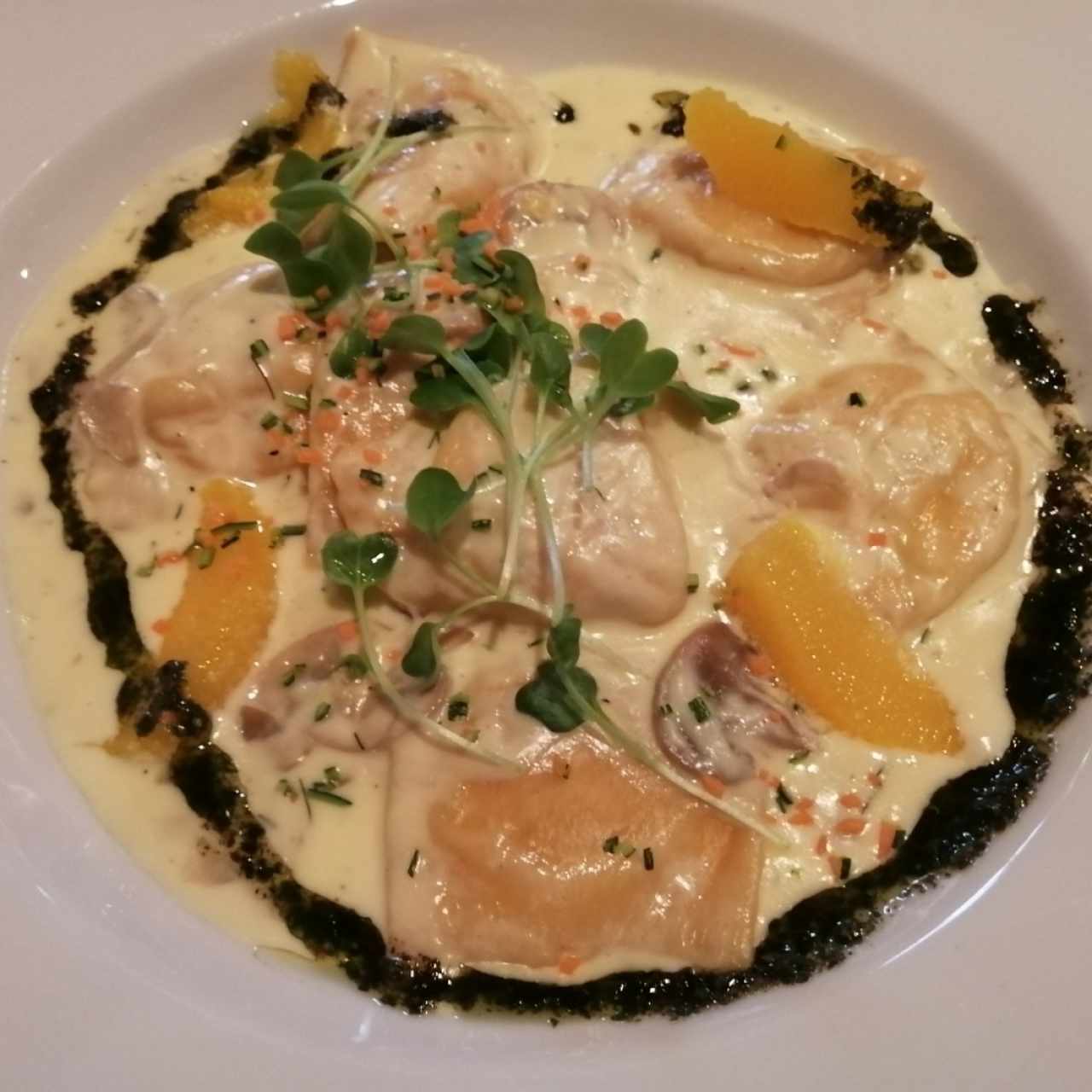 Raviolis de salmón con hongos y naranja