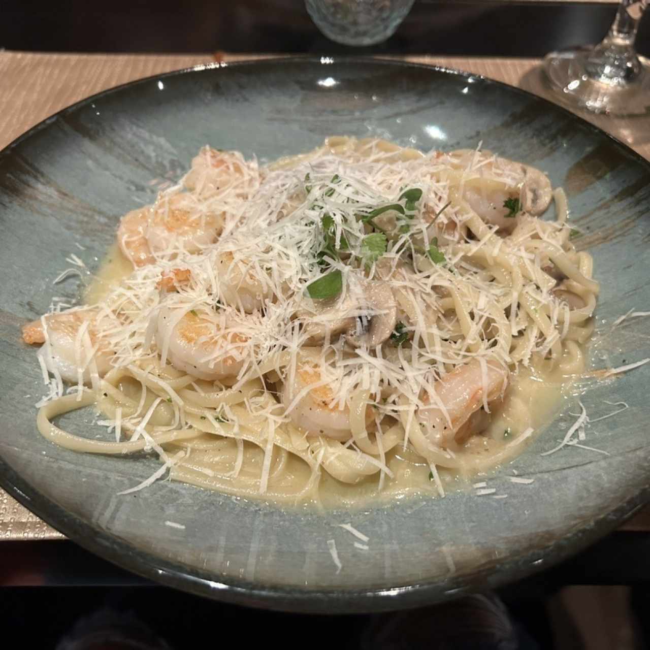 Pasta con camarones y hongos 
