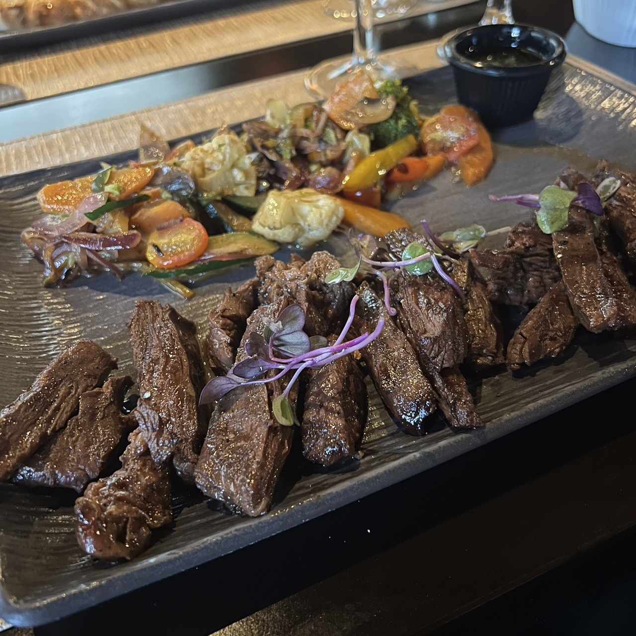 Entraña en trozos con Vegetales Salteados