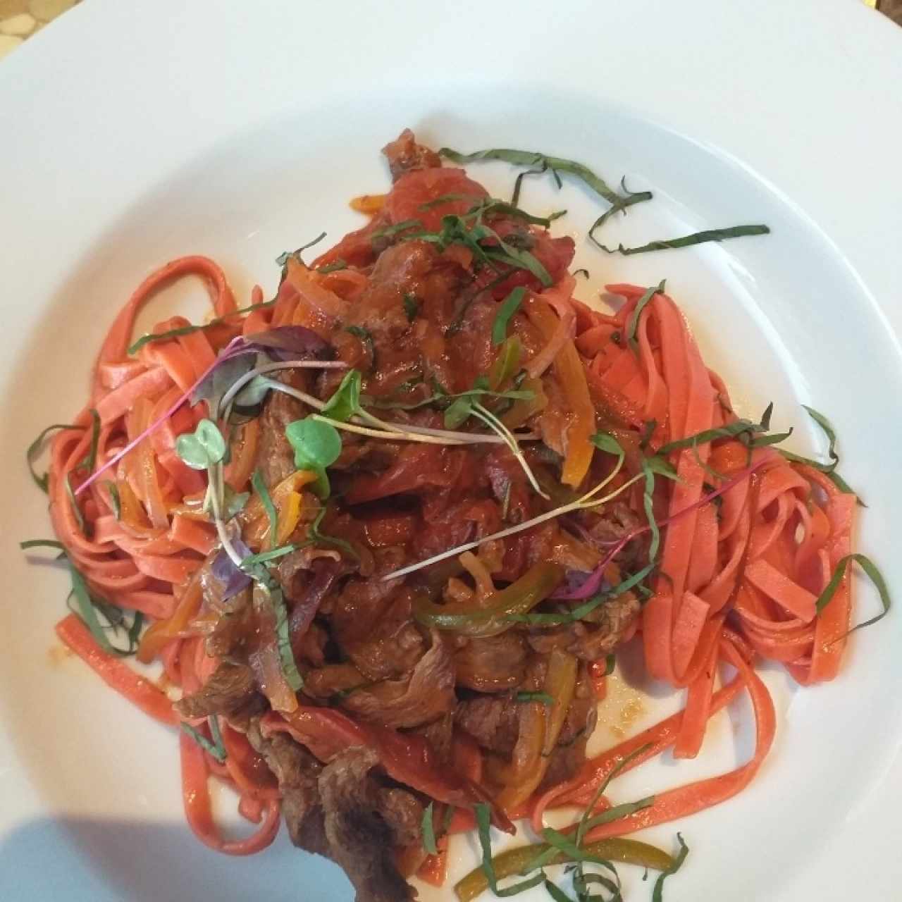 Pasta de pimentón con trocitos de filete en salsa roja
