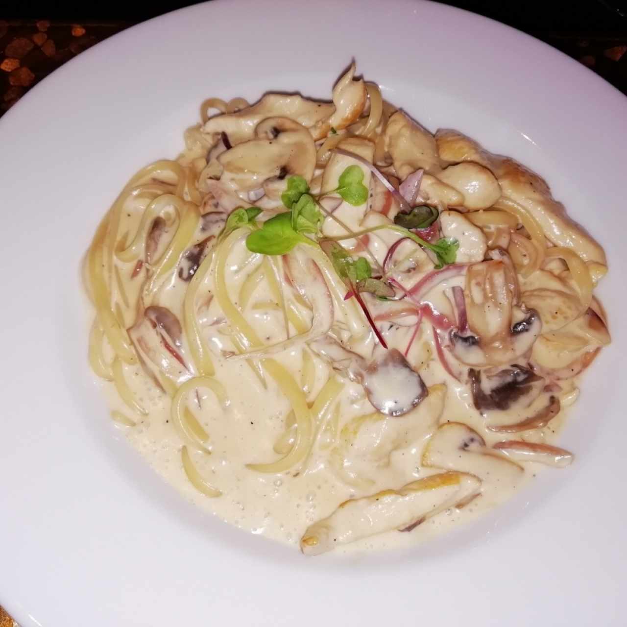 Linguini en salsa de hongos con pollo