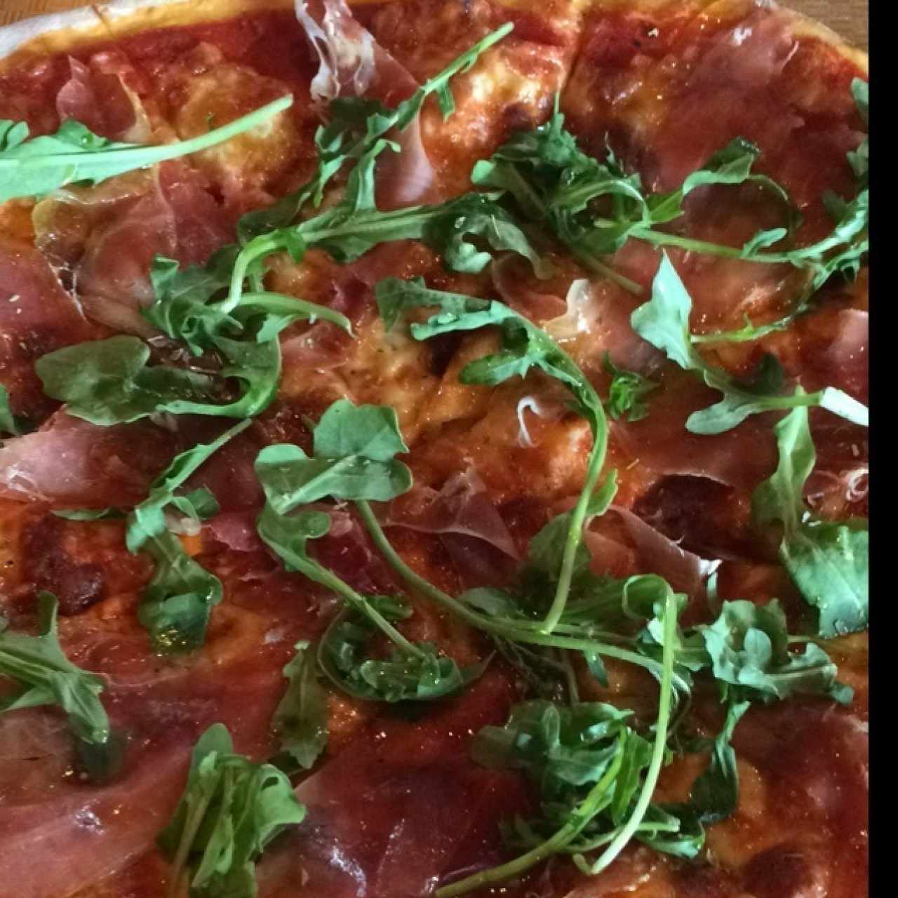 pizza con prosciutto y rugula
