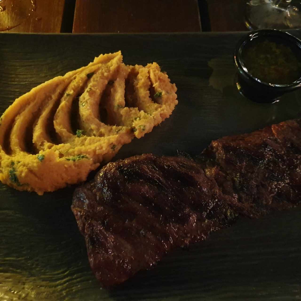 Entraña con puré de camote