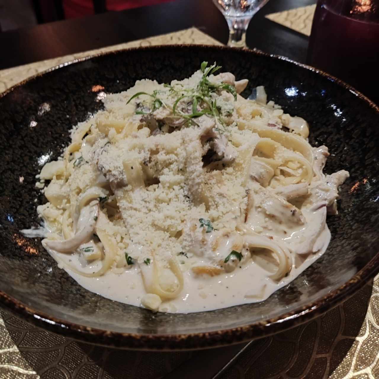 Pasta a la crema con trozos de pollo