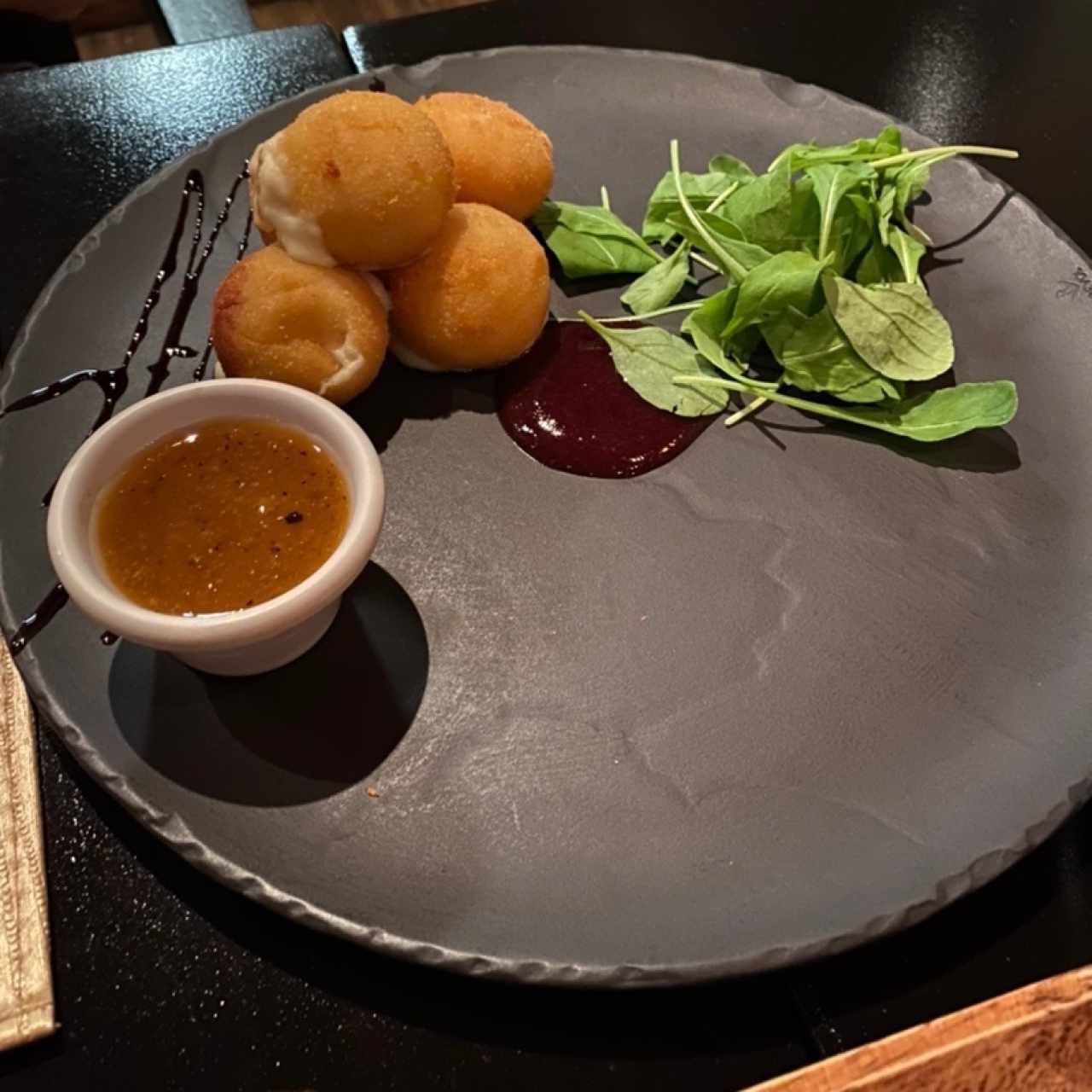 croqueta queso de cabra & salsa maracuya