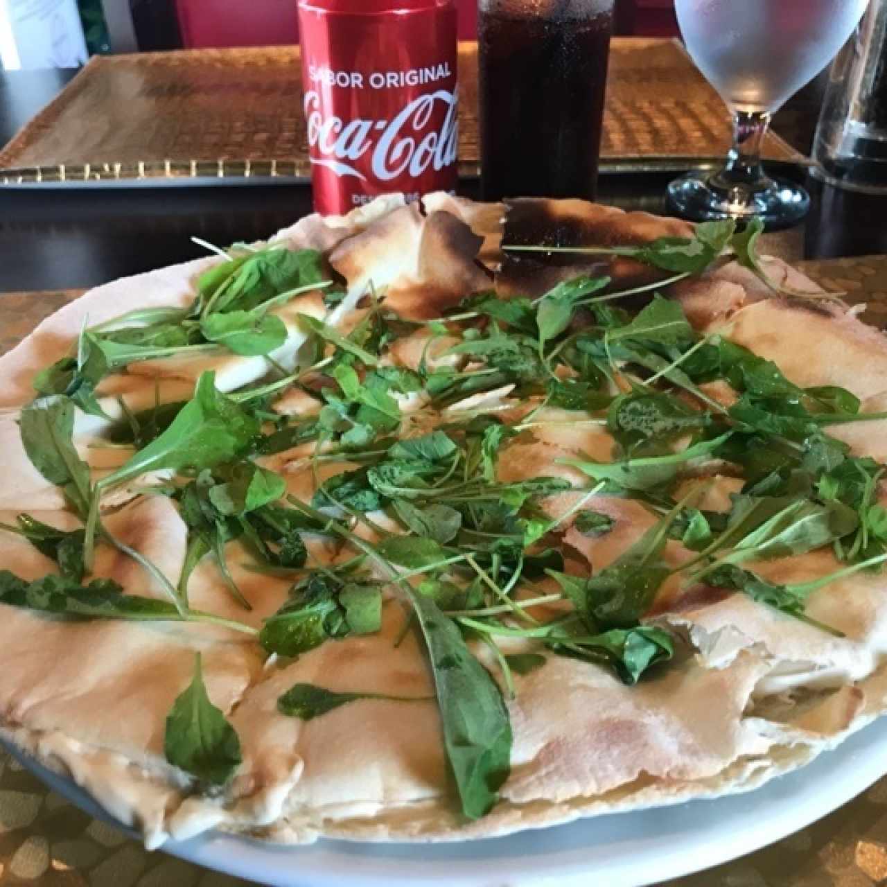 focaccia de queso crema, arugula y aceite de trufa 