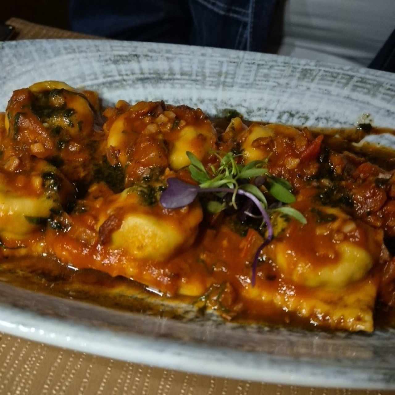 Raviolis De Carne En Salsa Amatriciana