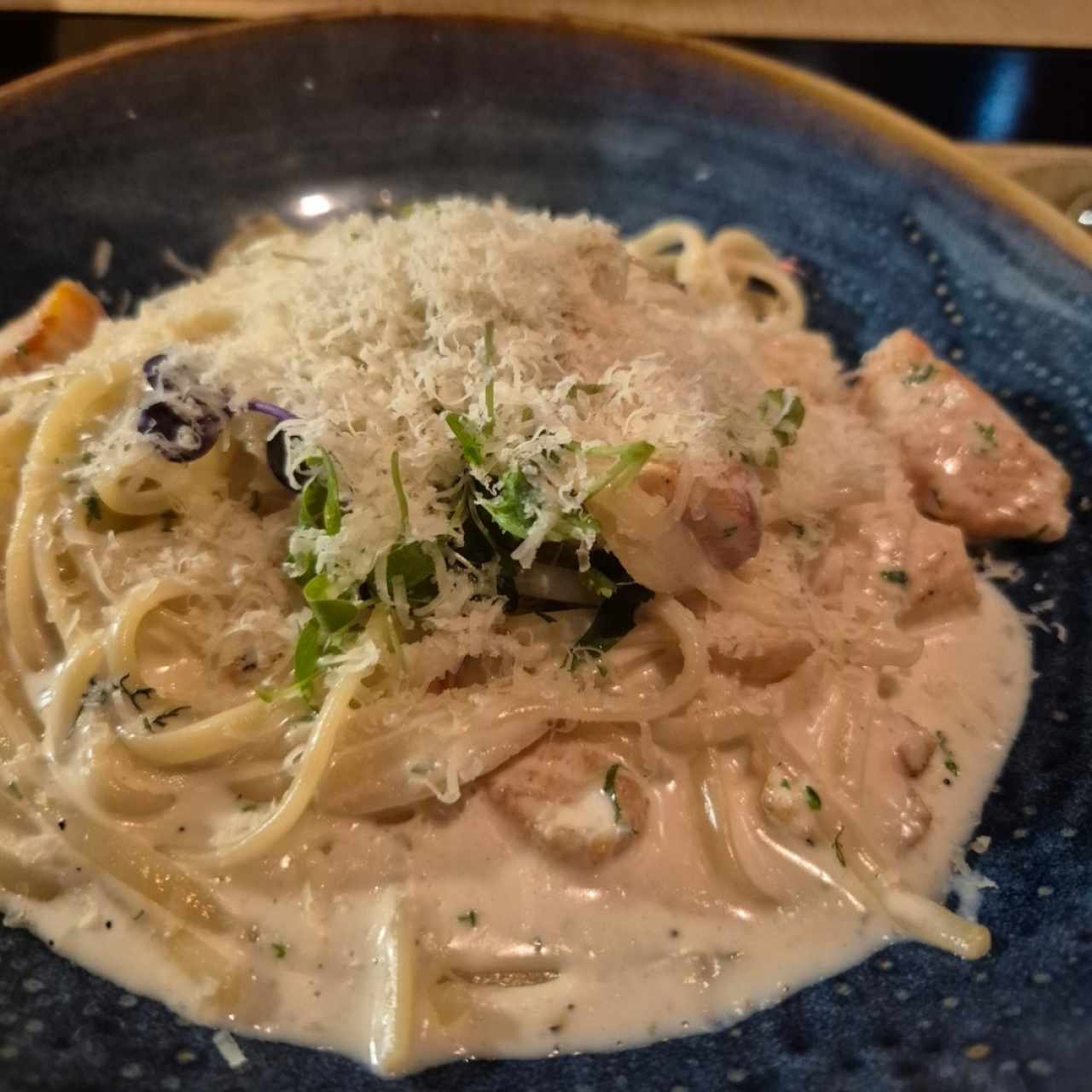 Pasta a la Crema con Trozos de Pollo
