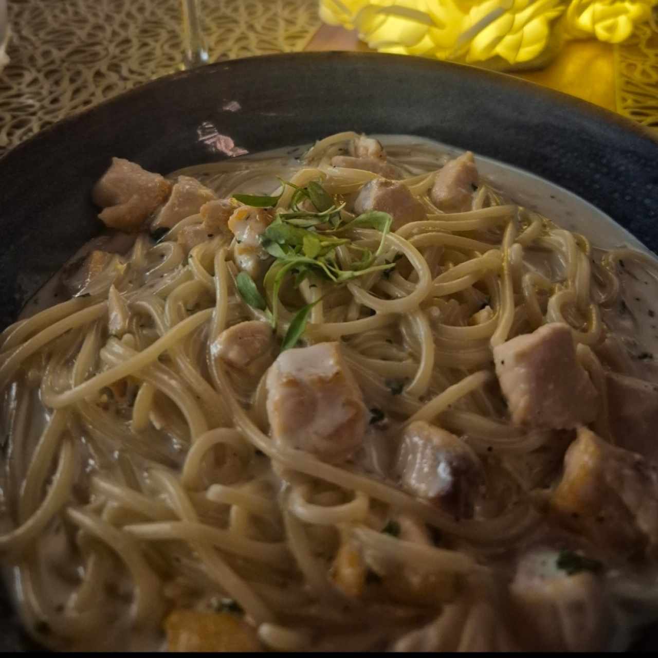 Pasta a la Crema con Trozos de Pollo
