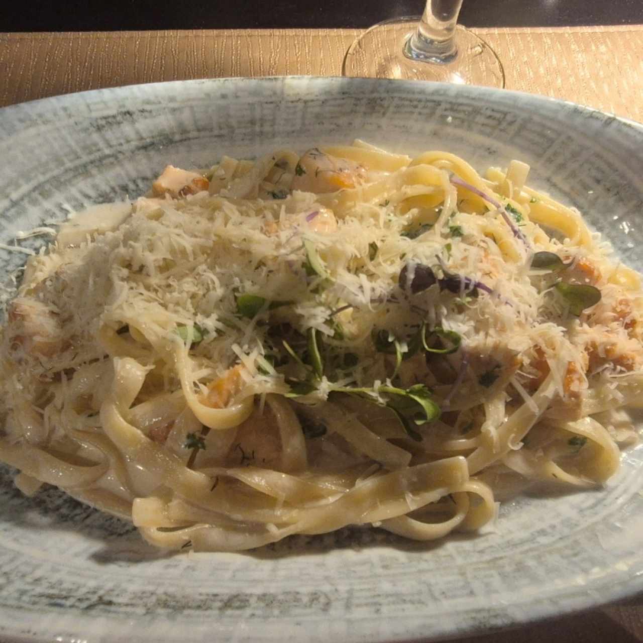 Pasta a la Crema con Trozos de Salmón 