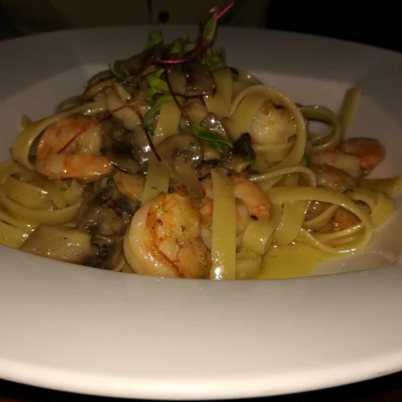 pastas Camarones e Fungi Salteados con aceite ajo 