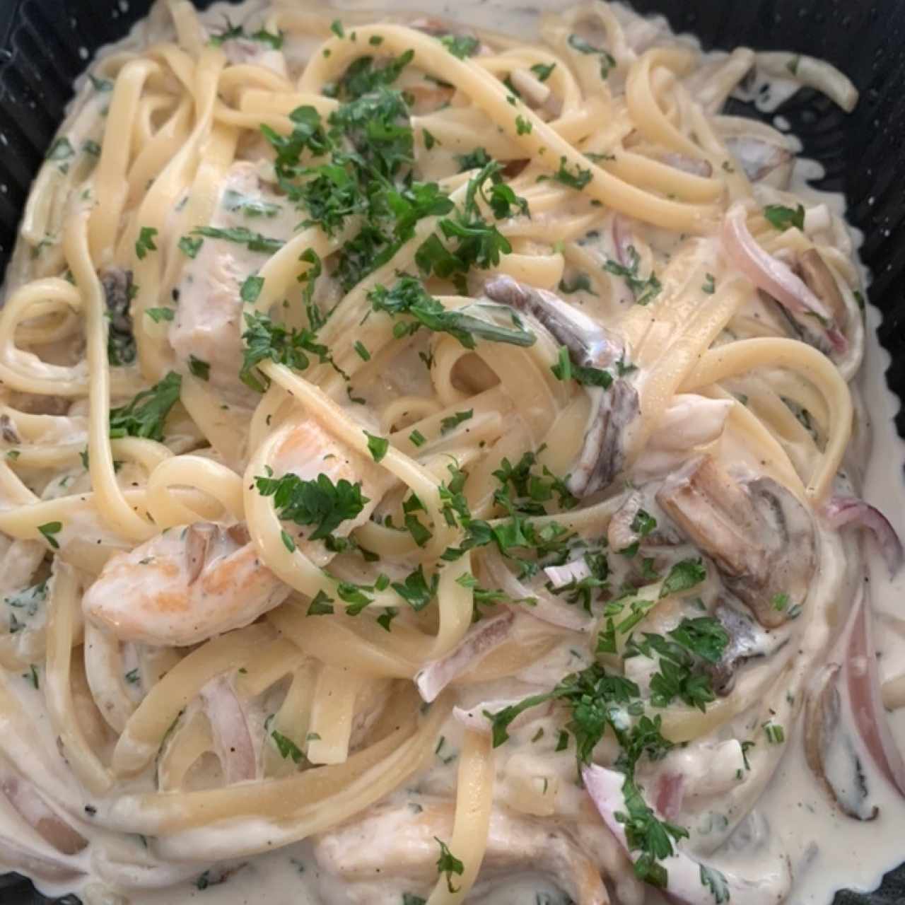 Pasta a la crema con trozos de pollo