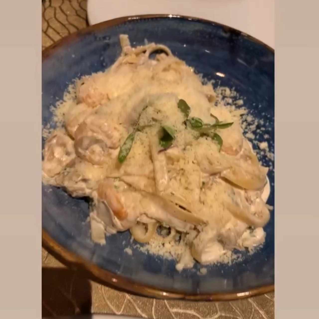 Pasta con hongos y camarones