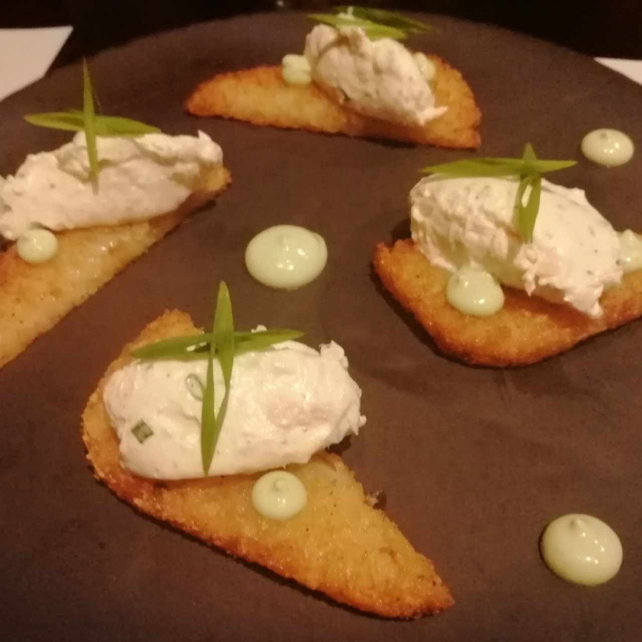 Montaditos de atún.
Estos son distintos porque no son sobre pan, son de papas rayadas, el atún buen sabor y el aderezo rico. 