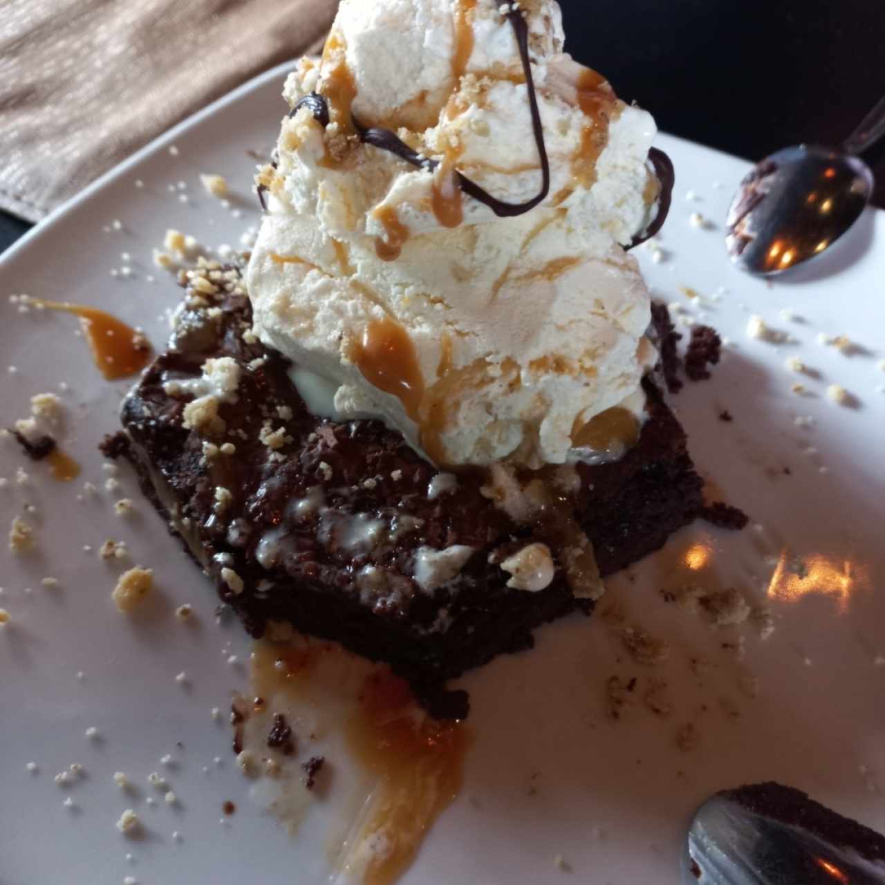 Brownie con helados