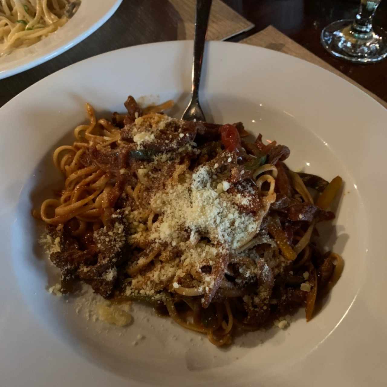 Pasta con filetes de carne 