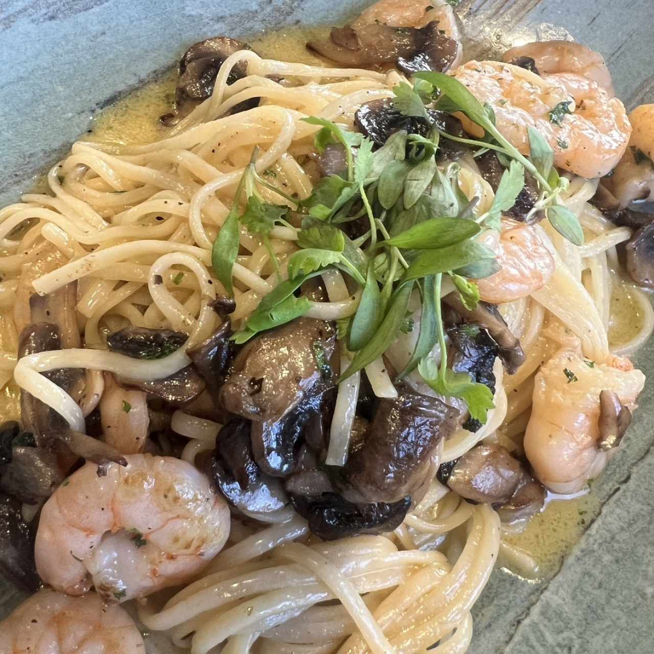 Pasta con Camarones e Funghi