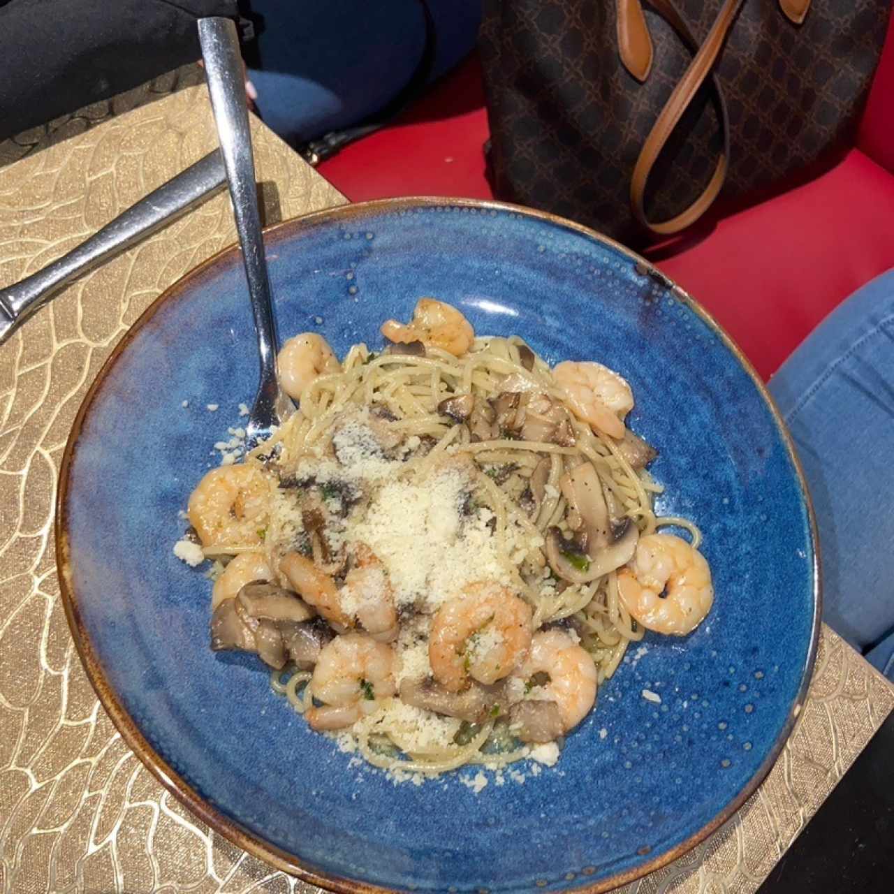 Pasta con camarones al oglio