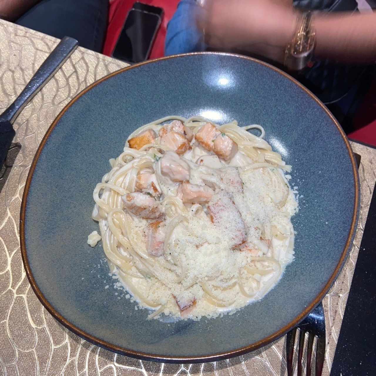 Pasta de salmon en salsa blanca