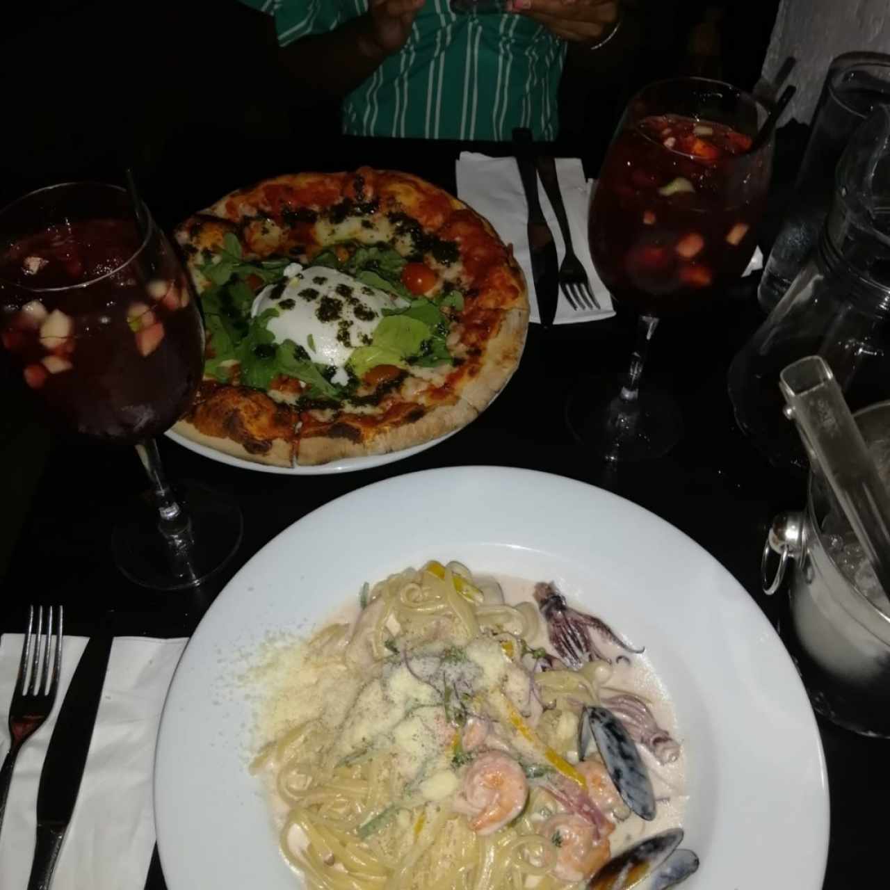Pizza y pasta de marisco 