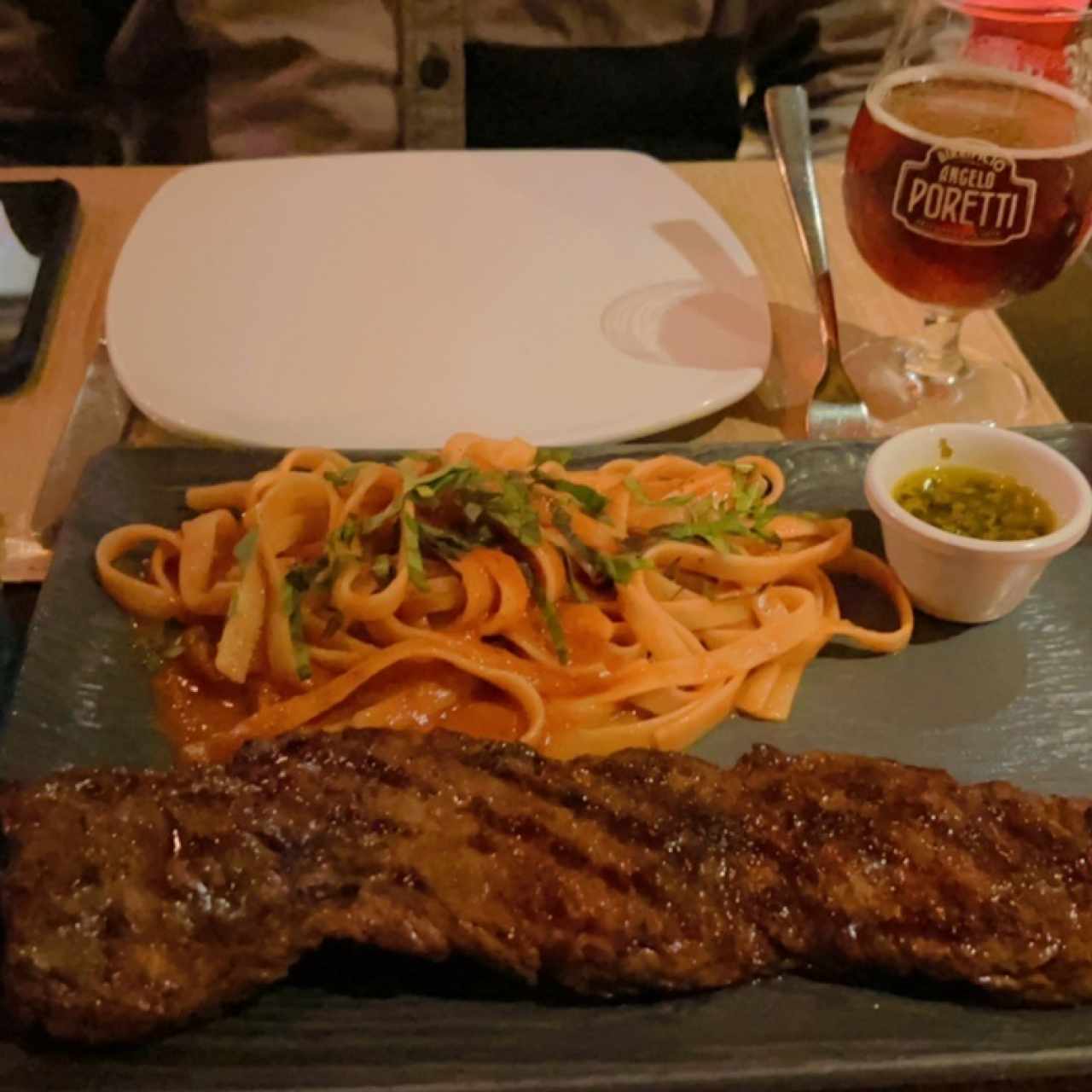 Entraña con lingüini con salsa pomodoro